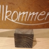 Edelrostherz auf Holzquadrat mit Aufschrift "Willkommen" – Bild 2